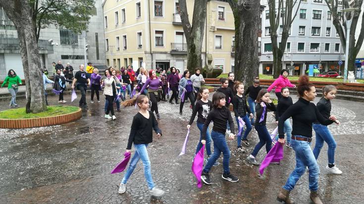 Indarkeria matxista dantzaren eta musikaren bidez salatu dute