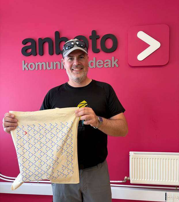 Aitzol Oregik irabazi du Anbotoren saria, Egunean Behineko zortzigarren astean