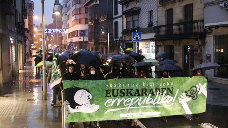 Milaka euskaltzale kalera irten dira "euskararen errepublika" aldarrikatzeko