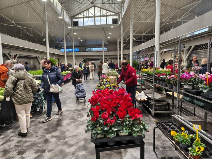 Baserritarren zapatuetako azoka hornidura merkatuan egonkortuko dute behin betiko