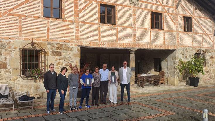 Gerediagak eta Durangoko Udalak Ampuero familiaren 500 urteko historia jasotzen duen liburua jaso dute dohaintzan