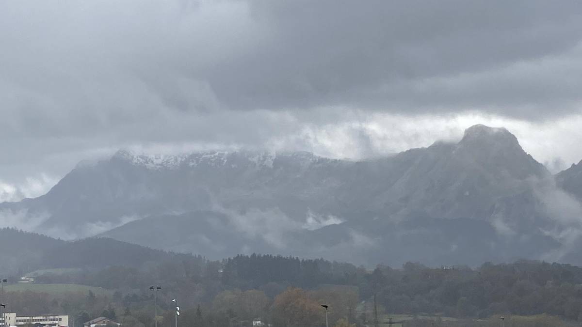 Elurrak denboraldiko lehenengo bisita egin dio Anbotoko tontorrari