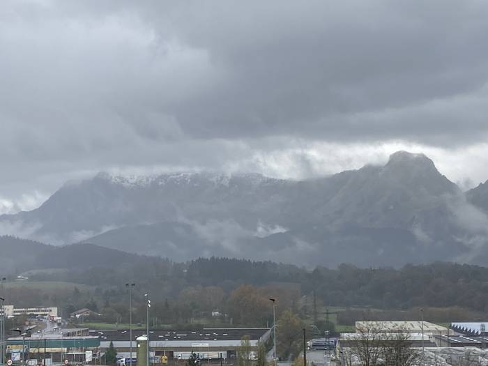 Elurrak denboraldiko lehenengo bisita egin dio Anbotoko tontorrari