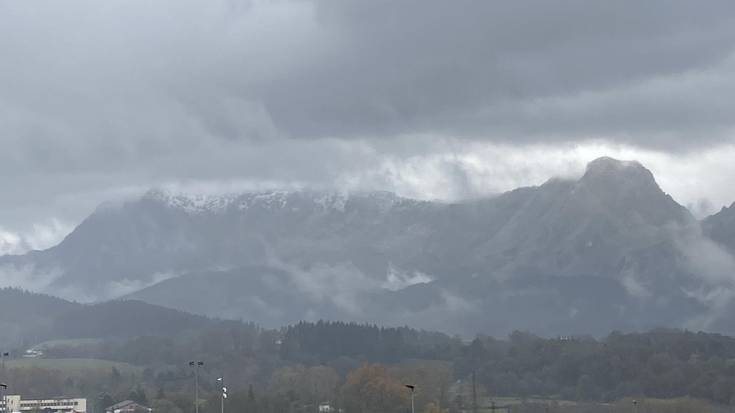 Elurrak denboraldiko lehenengo bisita egin dio Anbotoko tontorrari