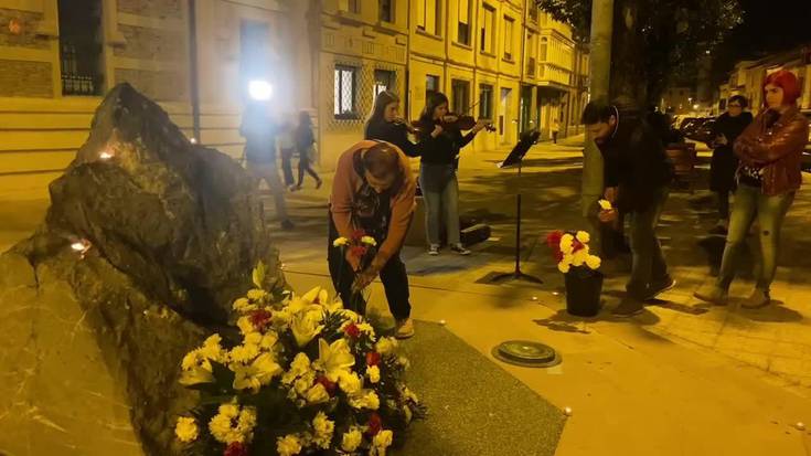 [BIDEOA]: Lore-eskaintza egin dute, Durangon izan diren “terrorismo guztien biktimak” gogoan