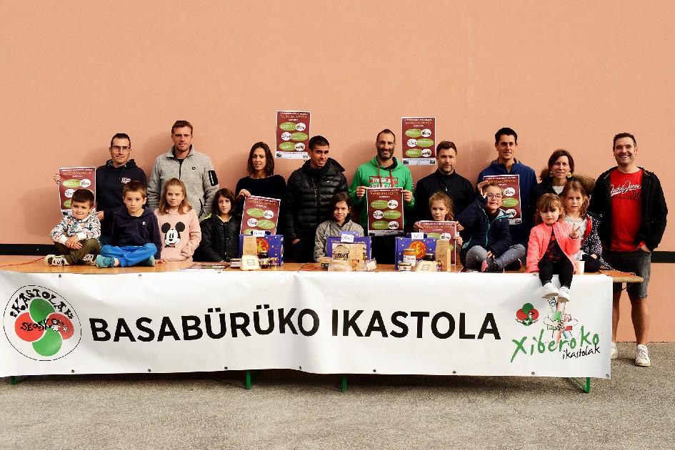 Zuberoako ikastolen aldeko 'Ikaskoli' otzarak Durangaldeko hainbat puntutan jaso daitezke