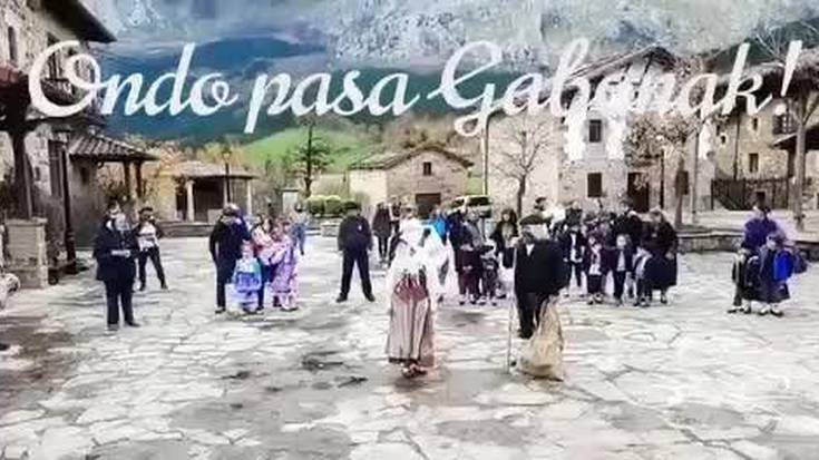[BIDEOA] Axpeko plazan egon dira Olentzero eta Mari Domingi