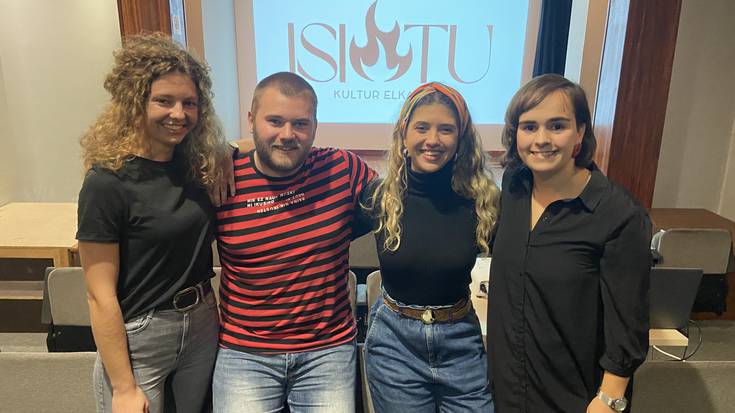 Isiotu kultur elkarteko kideek gune bat zabaldu ahal izateko diru-bilketa hasi dute
