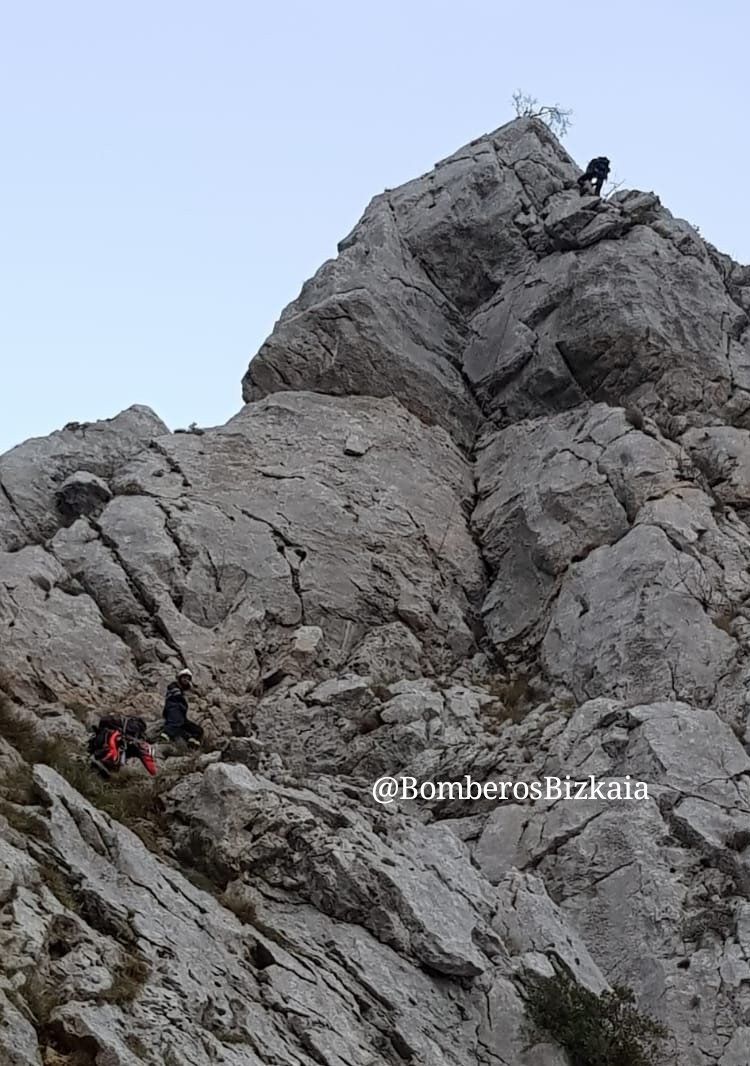 Atxarteko hormetan trabatuta gelditu diren eskalatzaileak onik erreskatatu dituzte
