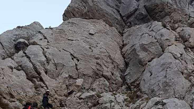 Atxarteko hormetan trabatuta gelditu diren eskalatzaileak onik erreskatatu dituzte