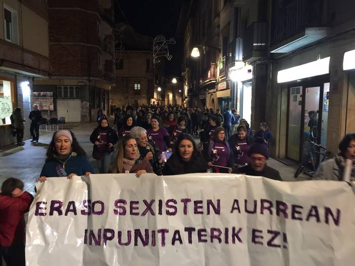Eraso sexisten aurkako manifestazio jendetsua egin dute Durangon