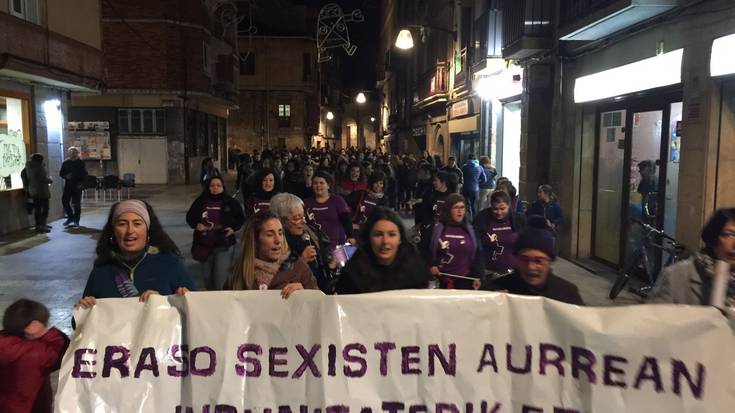 Eraso sexisten aurkako manifestazio jendetsua egin dute Durangon