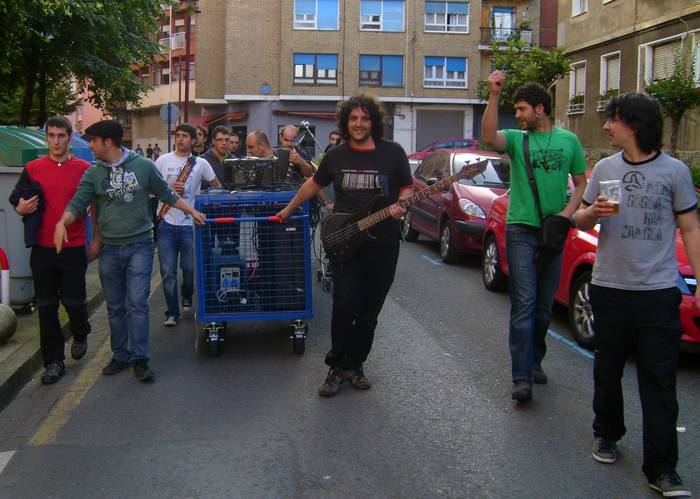 Motxaila Band-en musika Txakolin Egunean, zapatuan