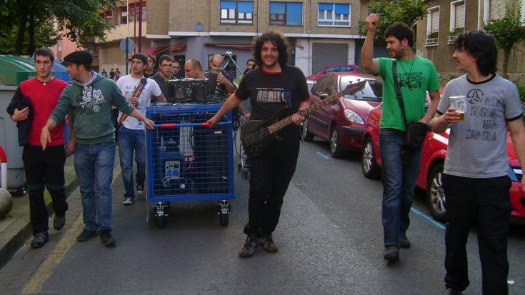 Motxaila Band-en musika Txakolin Egunean, zapatuan