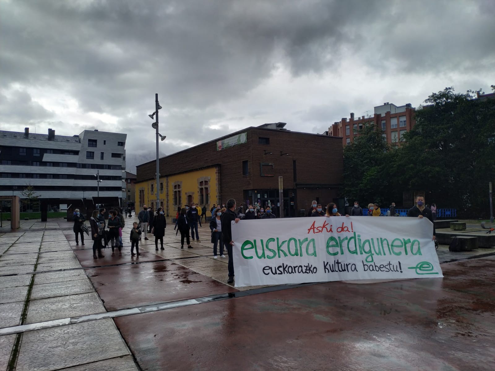 Erakundeei euskararen eta kulturaren aldeko neurri "estruktural eraginkorrak" eskatzeko elkarretaratzea egin dute Durangon