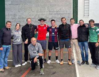 Jon Gandiaga ermuarrak jantzi du Mallabiko frontenis txapelketako txapela