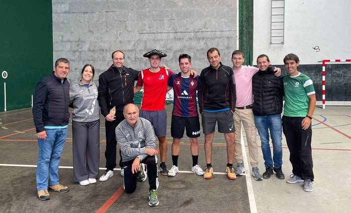 Jon Gandiaga ermuarrak jantzi du Mallabiko frontenis txapelketako txapela