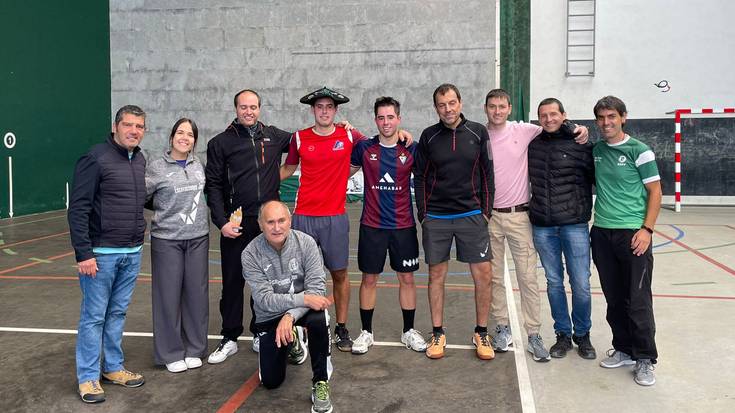 Jon Gandiaga ermuarrak jantzi du Mallabiko frontenis txapelketako txapela
