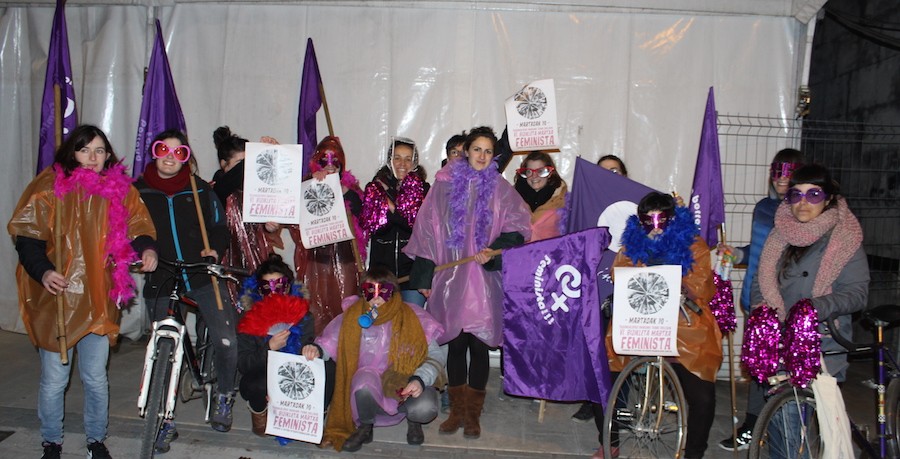 Hilaren 10eko bizikleta martxarako entrenatu asmoz pintxo-potean ibili dira feministak, Elorrion