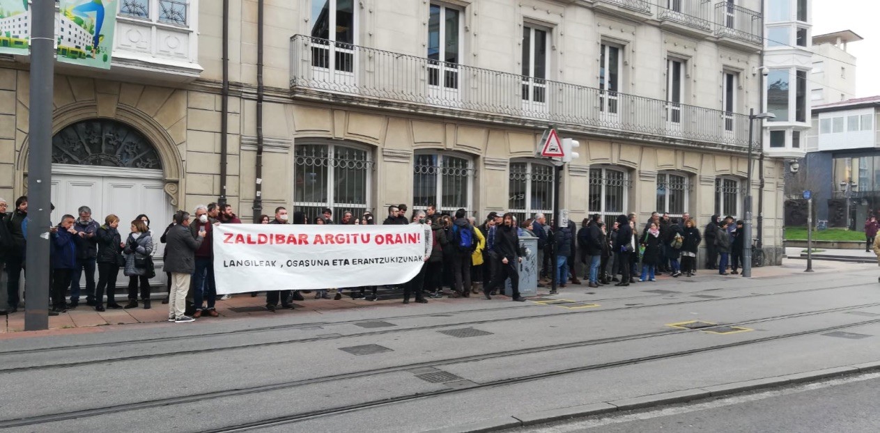 Hainbat lagun Gasteizko legebiltzarraren aurrean mobilizatu dira hondakindegiaren auzia argitu dadin eskatzeko