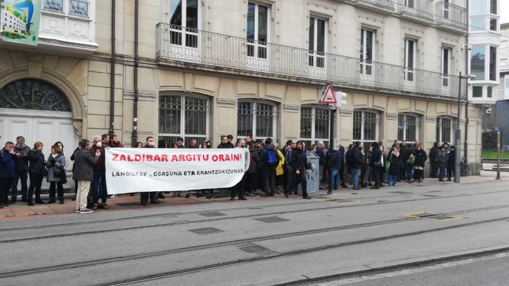 Hainbat lagun Gasteizko legebiltzarraren aurrean mobilizatu dira hondakindegiaren auzia argitu dadin eskatzeko