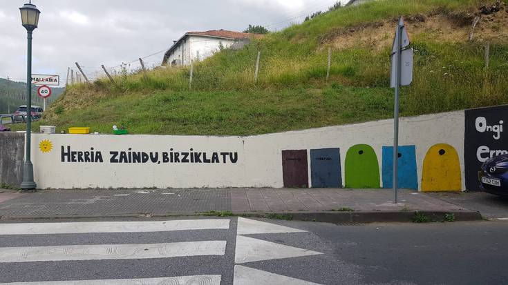 Satxibuko udalekuetan dabiltzan gazteek birziklatzearen aldeko murala margotu dute