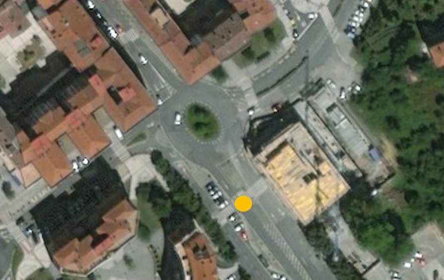 Auto batek oinezko bat jo du Zornotzako San Miguel kalean