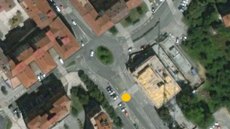 Auto batek oinezko bat jo du Zornotzako San Miguel kalean