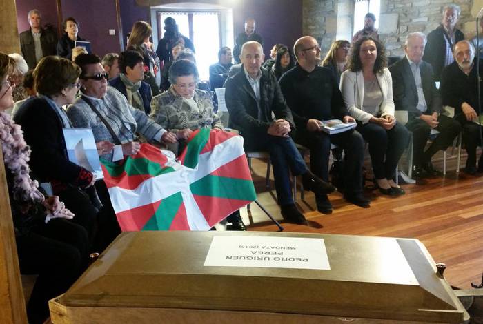Pedro Uriguen gudari zornotzarraren gorpuzkiak bere senideei eman dizkiete