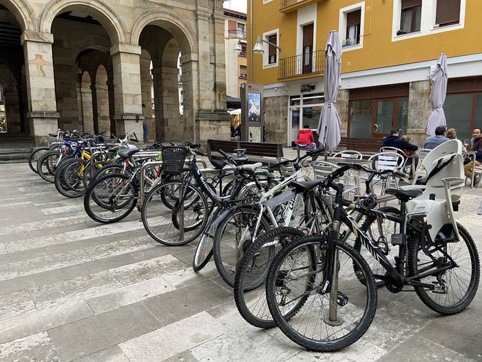 Bizikletentzako aparkaleku estalia "lehenbailehen" ipini dadin eskatu dute