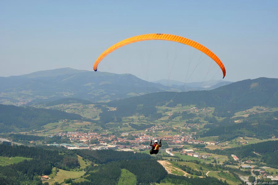 Parapentea eta estrategia uztartzen ditu Elorrion antolatuko duten lasterketa berriak