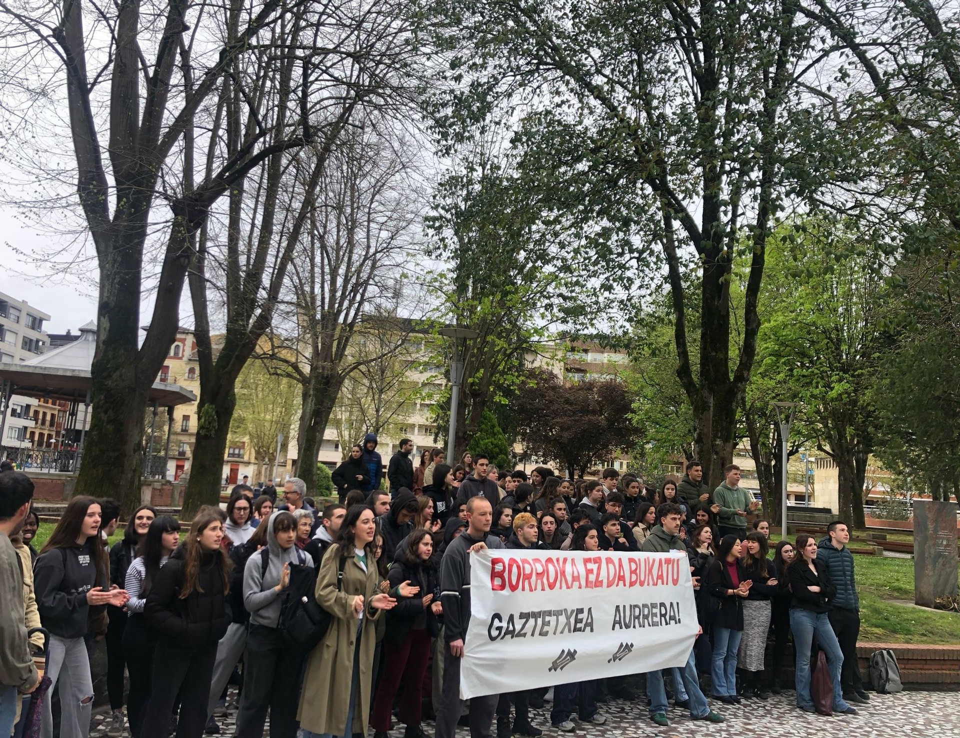 Absolbitu egin dituzte Correosen okupazioagaz lotuta epaitutako lau gazteak