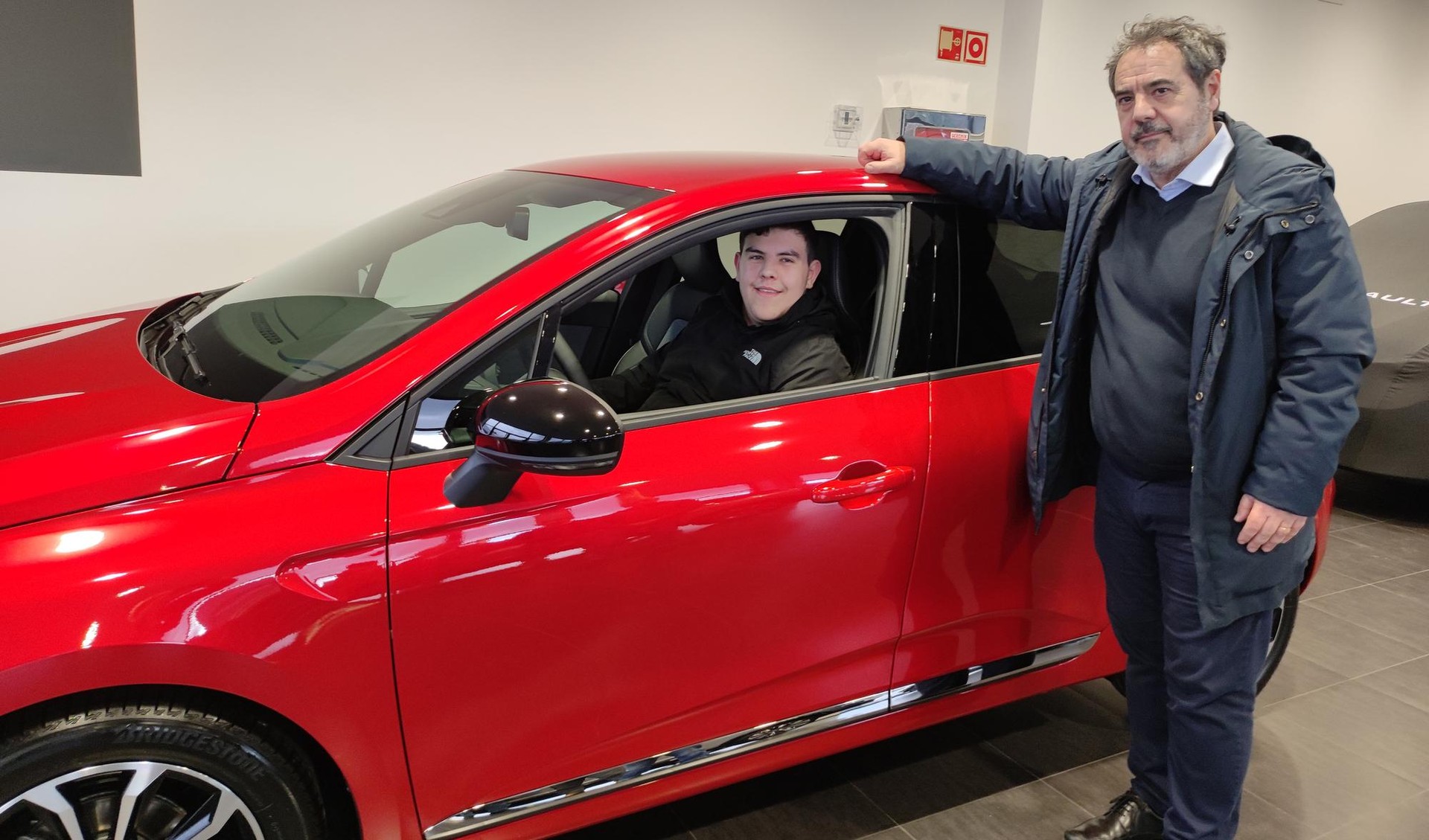 Jon Garaitagoitia aita-semeek irabazi dute JAEDen zozketako Renault Clio autoa