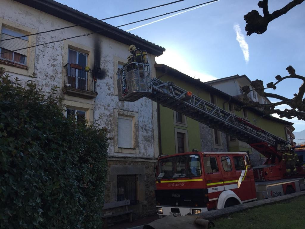 Etxe baten sua sortu da Abadiñon