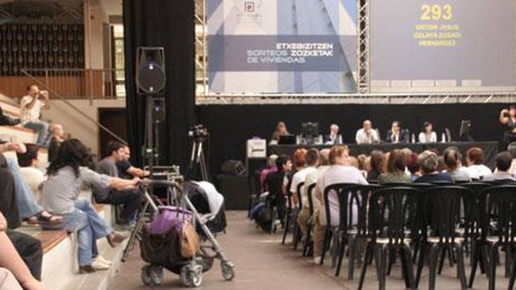 Babes ofizialeko 69 etxebizitza zozketatu dituzte