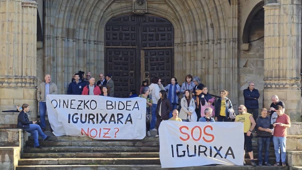 Iguriako auzotarrek oinezkoentzako bide segurua eskatu dute Elorrioko plazan egindako kontzentrazioan