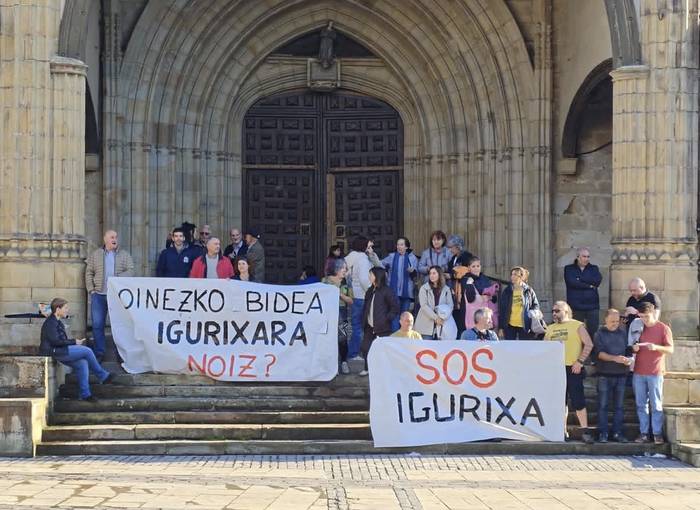 Iguriako auzotarrek oinezkoentzako bide segurua eskatu dute Elorrioko plazan egindako kontzentrazioan