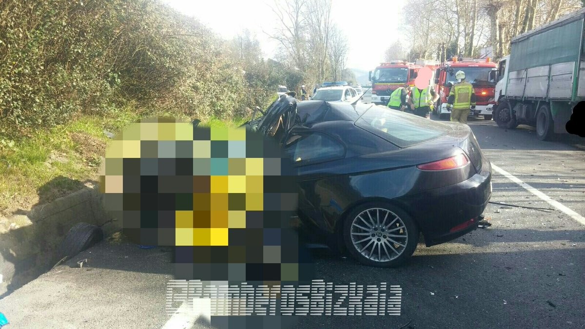 Pertsona bat hil da Zornotzan izandako auto istripuan