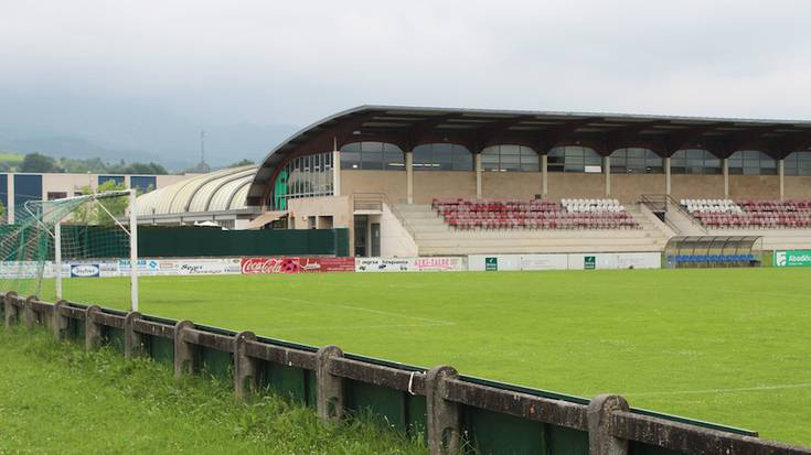 Astolako futbol zelaiko harmailen azpian aldagelak egingo dituzte