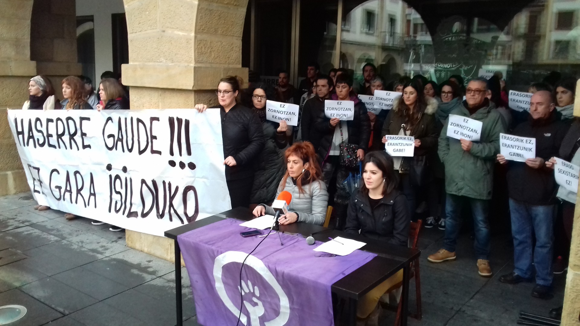 "Ez dugu emakumeenganako eraso fisikorik, kontrolik, irainik eta mehatxurik onartuko"