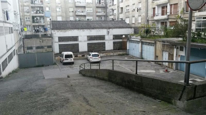 Sei autotako gurpilak zulatuta agertu eta gero, aparkaleku arazoa bistaratu da