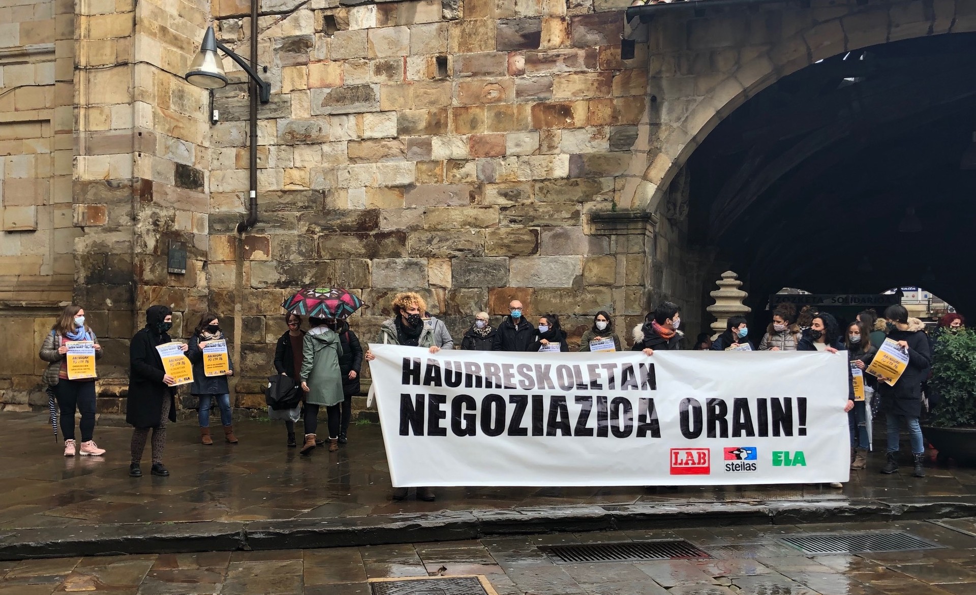 Hezkuntza Sailaren "utzikeria" salatu eta Haurreskolak Partzuergoko aurrekontua handitzeko eskatu dute sindikatuek