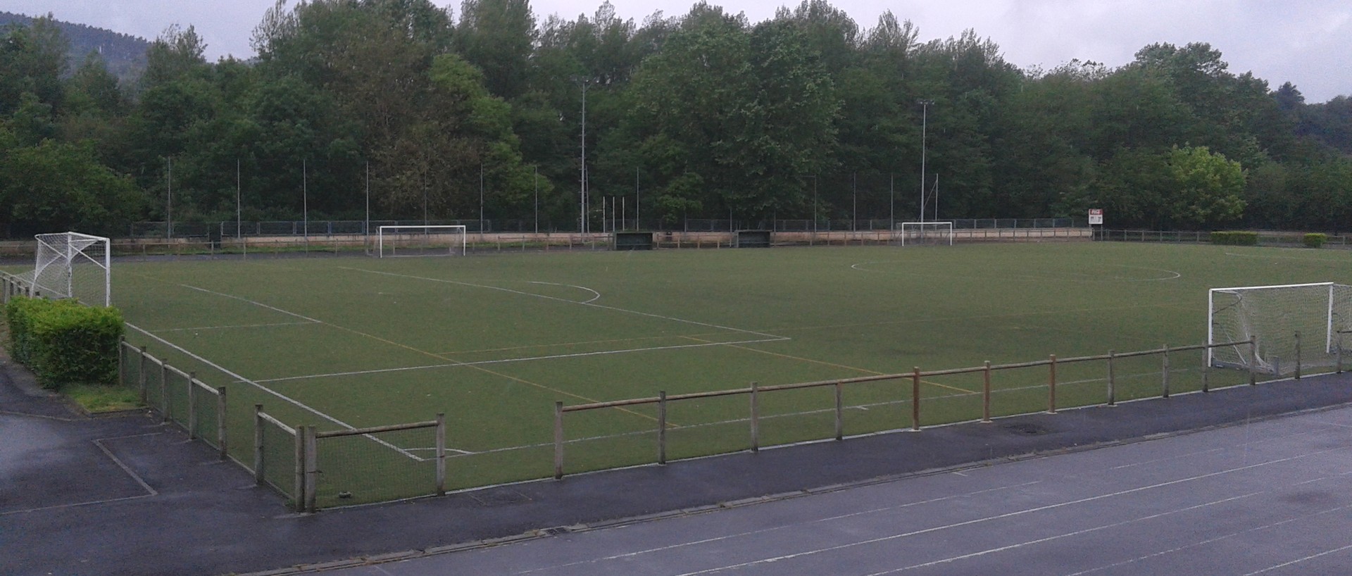 Larreako futbol zelaia eraberritu eta errugbian jokatzeko moldatuko dute