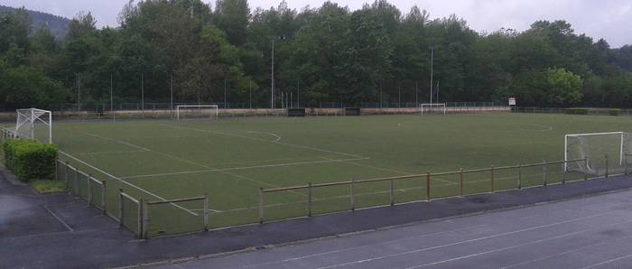 Larreako futbol zelaia eraberritu eta errugbian jokatzeko moldatuko dute