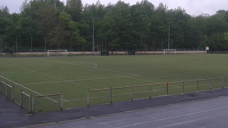 Larreako futbol zelaia eraberritu eta errugbian jokatzeko moldatuko dute