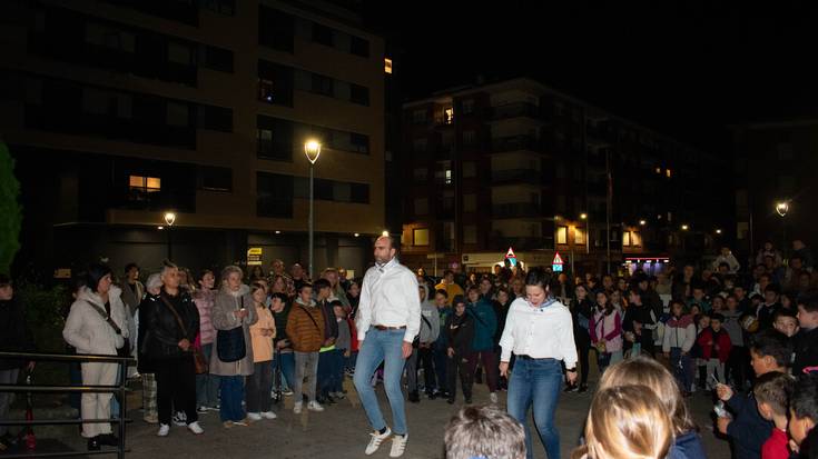 [ARGAZKI GALERIA] Zaldibarko  dantza taldeak Neguko Jaietako txupinazoa jaurti du