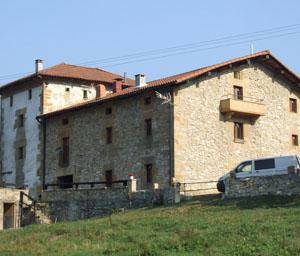Goierri auzoan, dorretxe, jauregietxe, ermita eta baserri historikoen artean