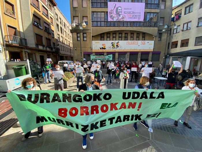 Durangoko udalbatzak Giza Baliabideak arrazionalizatzeko plan berria onartu du langileen protesta artean