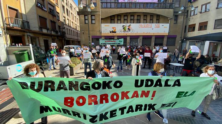 Durangoko udalbatzak Giza Baliabideak arrazionalizatzeko plan berria onartu du langileen protesta artean