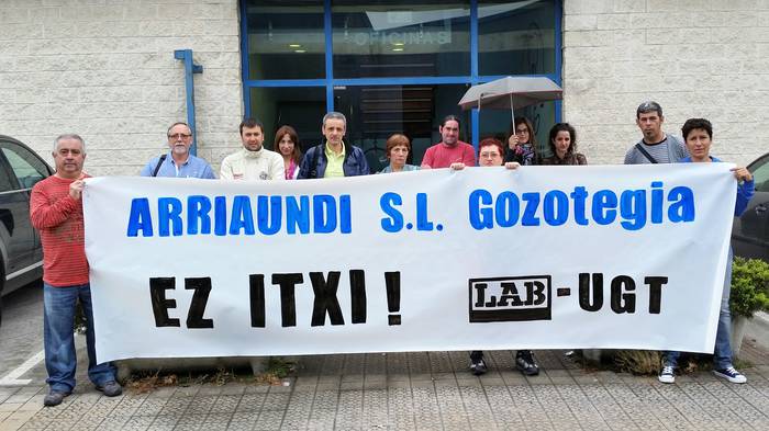 Arriaundi gozotegian pastelgintza atala itxi gura dutela eta, greba mugabakoa hasiko dute 